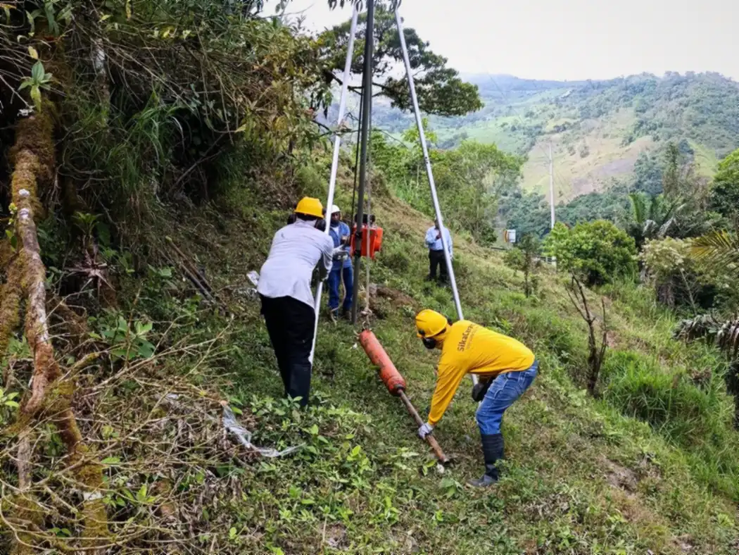 Trabajo de investigación del subsuelo en ladera