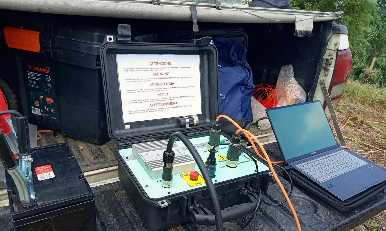 Tomógrafo eléctrico PASI Polares en operación sobre la plataforma de una camioneta en Tosagua