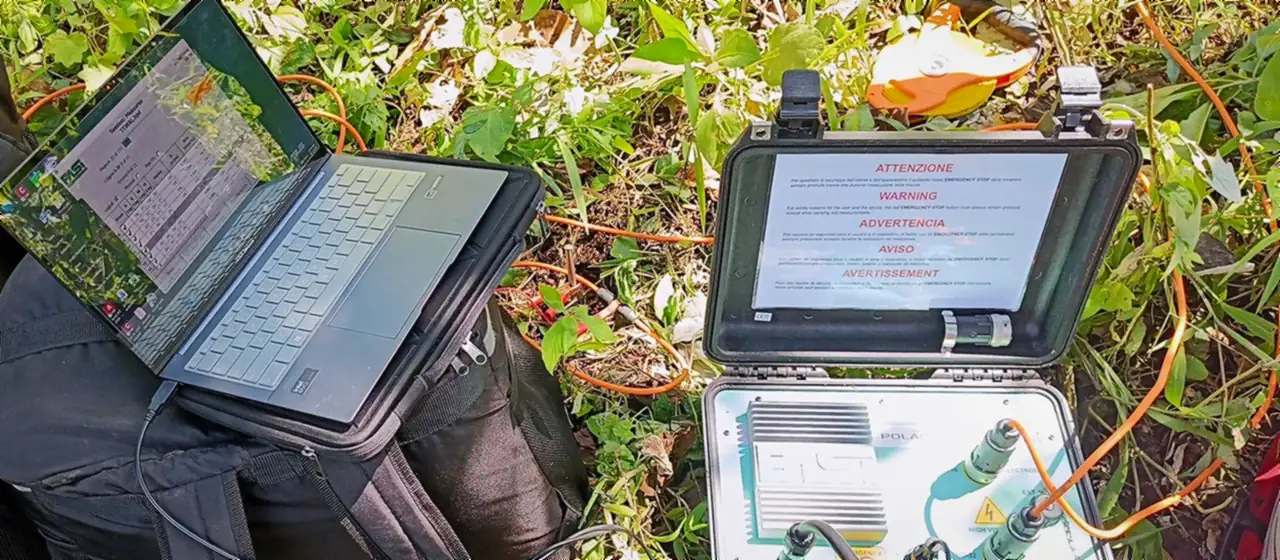 Sismógrafo y resistivímetro en una campaña de campo de ICC